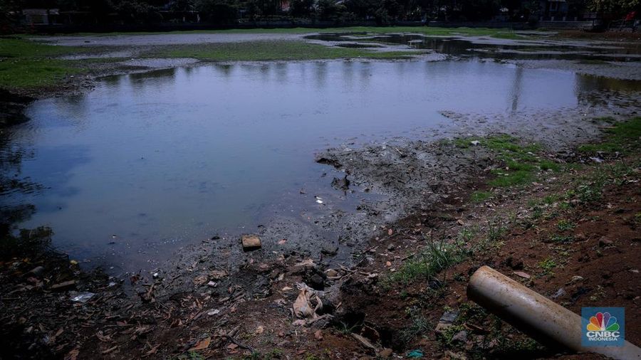 Seorang warga berjalan di tanah yang retak akibat kekeringan di Danau Cinere, Depok, Jawa Barat, Rabu (27/9/2023). (²©²ÊÍøÕ¾/Faisal Rahman)