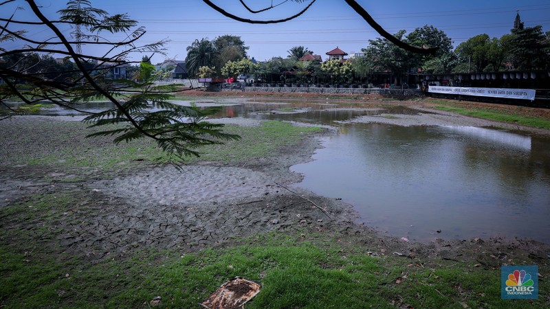 Seorang warga berjalan di tanah yang retak akibat kekeringan di Danau Cinere, Depok, Jawa Barat, Rabu (27/9/2023). Seorang warga berjalan di tanah yang retak akibat kekeringan di Danau Cinere, Depok, Jawa Barat, Rabu (27/9/2023). (CNBC Indonesia/Faisal Rahman)