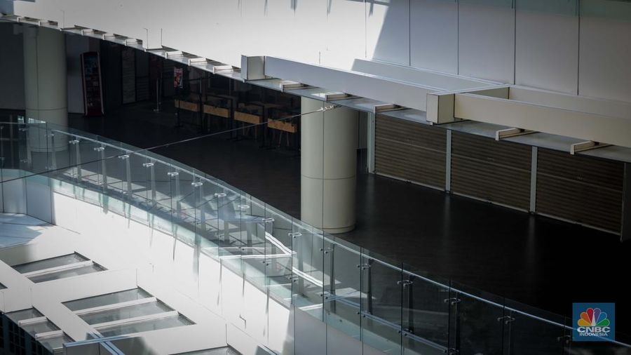 Suasana sepi di One Belpark Mall, Jakarta, Rabu (27/7/2023). Fenomena semakin banyaknya pusat perbelanjaan atau mall yang mulai ditinggalkan pengunjung bahkan penyewa kios juga terjadi di One Belpark Mall. (CNBC Indonesia/Faisal Rahman)