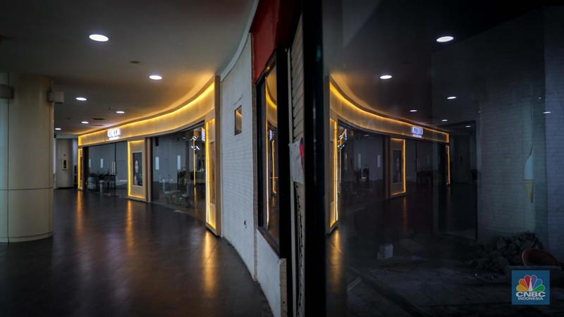 Suasana sepi di One Belpark Mall, Jakarta, Rabu (27/7/2023). Fenomena semakin banyaknya pusat perbelanjaan atau mall yang mulai ditinggalkan pengunjung bahkan penyewa kios juga terjadi di One Belpark Mall. (CNBC Indonesia/Faisal Rahman)