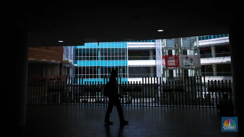 Suasana sepi di One Belpark Mall, Jakarta, Rabu (27/7/2023). Fenomena semakin banyaknya pusat perbelanjaan atau mall yang mulai ditinggalkan pengunjung bahkan penyewa kios juga terjadi di One Belpark Mall. (CNBC Indonesia/Faisal Rahman)