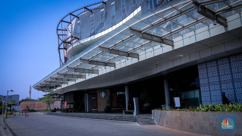 Suasana sepi di One Belpark Mall, Jakarta, Rabu (27/7/2023). Fenomena semakin banyaknya pusat perbelanjaan atau mall yang mulai ditinggalkan pengunjung bahkan penyewa kios juga terjadi di One Belpark Mall. (CNBC Indonesia/Faisal Rahman)