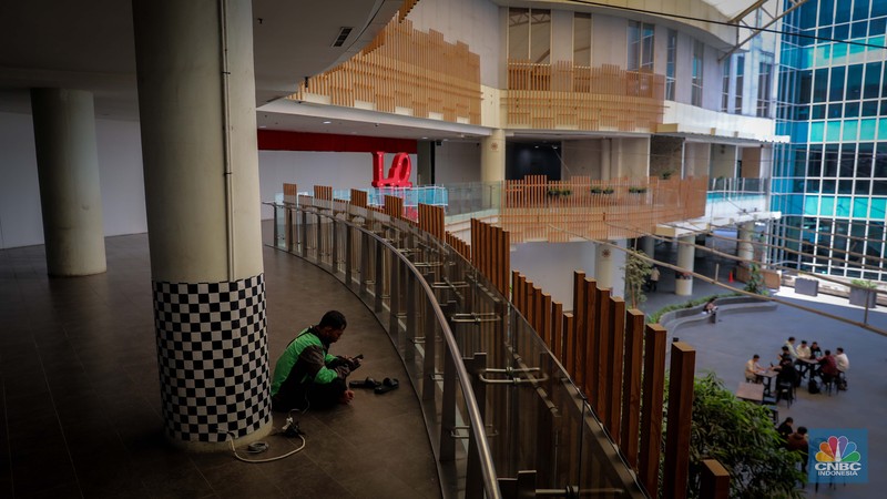 Suasana sepi di One Belpark Mall, Jakarta, Rabu (27/7/2023). Fenomena semakin banyaknya pusat perbelanjaan atau mall yang mulai ditinggalkan pengunjung bahkan penyewa kios juga terjadi di One Belpark Mall. (CNBC Indonesia/Faisal Rahman) Suasana sepi di One Belpark Mall, Jakarta, Rabu (27/7/2023). Fenomena semakin banyaknya pusat perbelanjaan atau mall yang mulai ditinggalkan pengunjung bahkan penyewa kios juga terjadi di One Belpark Mall. (CNBC Indonesia/Faisal Rahman)