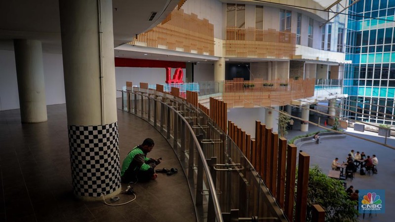 Suasana sepi di One Belpark Mall, Jakarta, Rabu (27/7/2023). Fenomena semakin banyaknya pusat perbelanjaan atau mall yang mulai ditinggalkan pengunjung bahkan penyewa kios juga terjadi di One Belpark Mall. (CNBC Indonesia/Faisal Rahman)