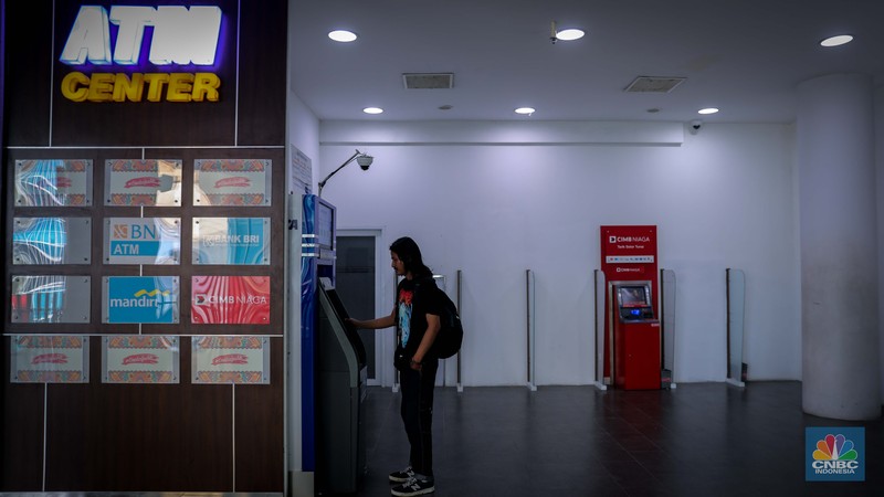 Suasana sepi di One Belpark Mall, Jakarta, Rabu (27/7/2023). Fenomena semakin banyaknya pusat perbelanjaan atau mall yang mulai ditinggalkan pengunjung bahkan penyewa kios juga terjadi di One Belpark Mall. (CNBC Indonesia/Faisal Rahman) Suasana sepi di One Belpark Mall, Jakarta, Rabu (27/7/2023). Fenomena semakin banyaknya pusat perbelanjaan atau mall yang mulai ditinggalkan pengunjung bahkan penyewa kios juga terjadi di One Belpark Mall. (CNBC Indonesia/Faisal Rahman)