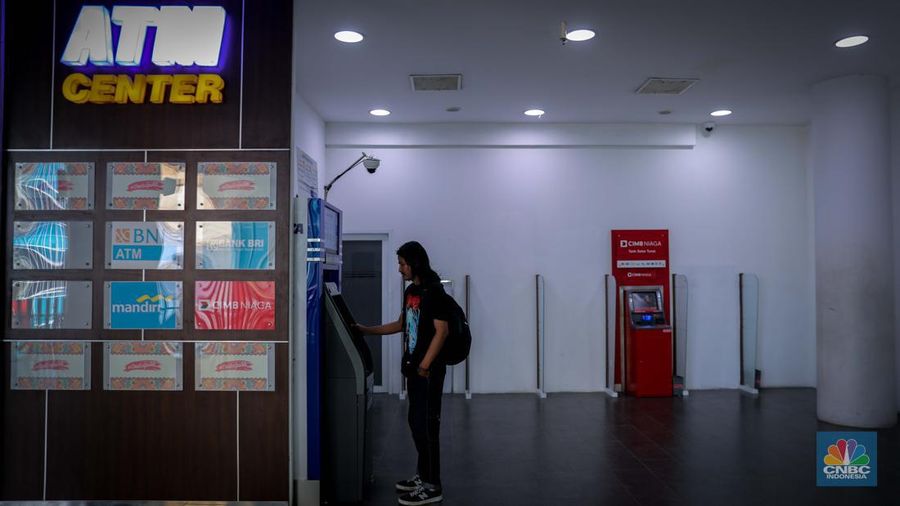 Suasana sepi di One Belpark Mall, Jakarta, Rabu (27/7/2023). Fenomena semakin banyaknya pusat perbelanjaan atau mall yang mulai ditinggalkan pengunjung bahkan penyewa kios juga terjadi di One Belpark Mall. (CNBC Indonesia/Faisal Rahman)