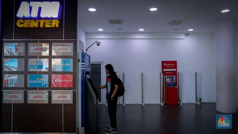 Suasana sepi di One Belpark Mall, Jakarta, Rabu (27/7/2023). Fenomena semakin banyaknya pusat perbelanjaan atau mall yang mulai ditinggalkan pengunjung bahkan penyewa kios juga terjadi di One Belpark Mall. (CNBC Indonesia/Faisal Rahman)