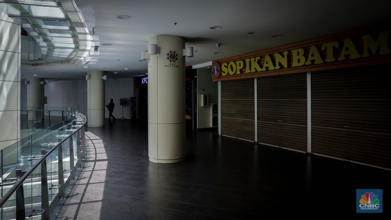 Suasana sepi di One Belpark Mall, Jakarta, Rabu (27/7/2023). Fenomena semakin banyaknya pusat perbelanjaan atau mall yang mulai ditinggalkan pengunjung bahkan penyewa kios juga terjadi di One Belpark Mall. (CNBC Indonesia/Faisal Rahman) Suasana sepi di One Belpark Mall, Jakarta, Rabu (27/7/2023). Fenomena semakin banyaknya pusat perbelanjaan atau mall yang mulai ditinggalkan pengunjung bahkan penyewa kios juga terjadi di One Belpark Mall. (CNBC Indonesia/Faisal Rahman)