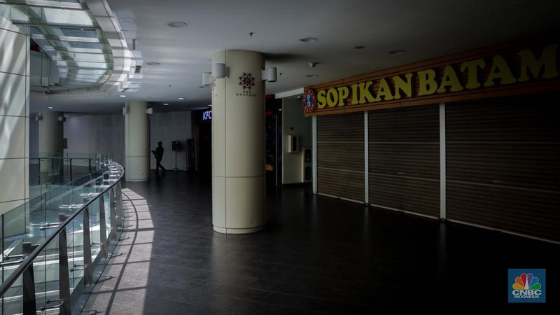 Suasana sepi di One Belpark Mall, Jakarta, Rabu (27/7/2023). Fenomena semakin banyaknya pusat perbelanjaan atau mall yang mulai ditinggalkan pengunjung bahkan penyewa kios juga terjadi di One Belpark Mall. (CNBC Indonesia/Faisal Rahman)