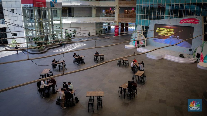 Suasana sepi di One Belpark Mall, Jakarta, Rabu (27/7/2023). Fenomena semakin banyaknya pusat perbelanjaan atau mall yang mulai ditinggalkan pengunjung bahkan penyewa kios juga terjadi di One Belpark Mall. (CNBC Indonesia/Faisal Rahman)