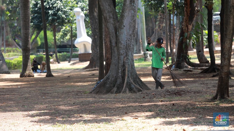 Suasana Taman Langsat salah satu dari sejumlah taman di Jakarta yang mengalami kekeringan saat ini, Rabu (27/9/2023). (CNBC Indonesia/Muhammad Sabki) Suasana Taman Langsat salah satu dari sejumlah taman di Jakarta yang mengalami kekeringan saat ini, Rabu (27/9/2023). (CNBC Indonesia/Muhammad Sabki)