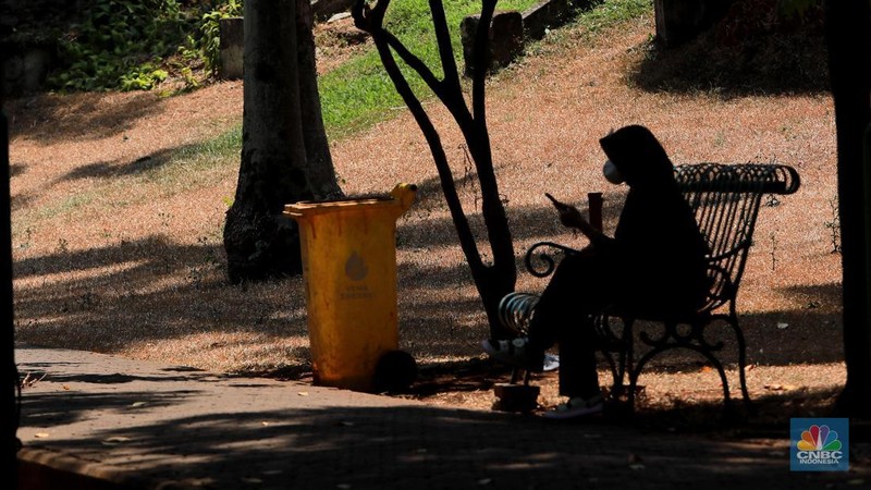 Suasana Taman Langsat salah satu dari sejumlah taman di Jakarta yang mengalami kekeringan saat ini, Rabu (27/9/2023). (CNBC Indonesia/Muhammad Sabki)