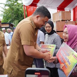 Pemkot Medan Serahkan Bantuan UMKM di Pameran Dagang Lokal