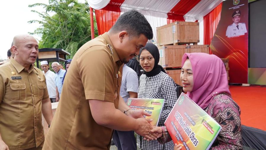 Wali Kota Medan Bobby Nasution menyerahkan bantuan untuk sejumlah kelompok usaha bersama (KUBE), Selasa (26/09/2023).