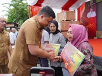 Pemkot Medan Serahkan Bantuan UMKM di Pameran Dagang Lokal