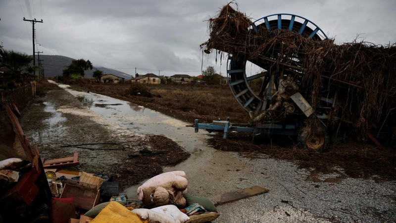 Banjir kembali melanda Yunani tengah untuk kedua kalinya dalam bulan ini. Kota Volos menjadi kota yang paling terdampak banjir. (REUTERS/STAMOS PROUSALIS)