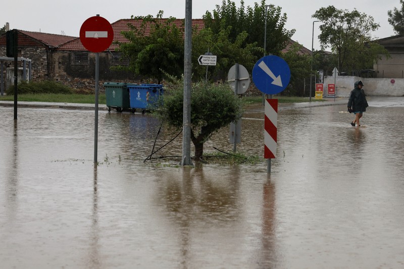 Banjir kembali melanda Yunani tengah untuk kedua kalinya dalam bulan ini. Kota Volos menjadi kota yang paling terdampak banjir. (REUTERS/STAMOS PROUSALIS) Banjir kembali melanda Yunani tengah untuk kedua kalinya dalam bulan ini. Kota Volos menjadi kota yang paling terdampak banjir. (REUTERS/STAMOS PROUSALIS)