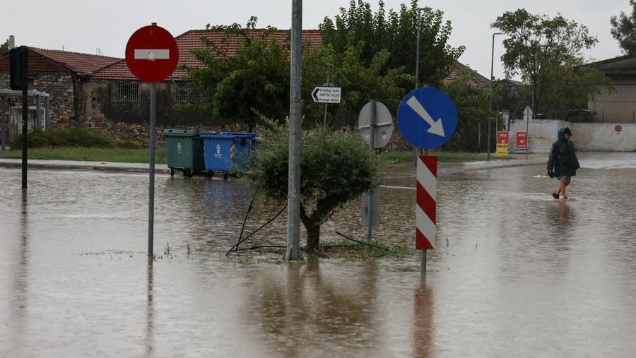 Banjir kembali melanda Yunani tengah untuk kedua kalinya dalam bulan ini. Kota Volos menjadi kota yang paling terdampak banjir. (REUTERS/STAMOS PROUSALIS)