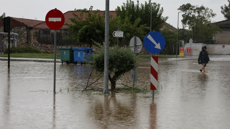 Banjir kembali melanda Yunani tengah untuk kedua kalinya dalam bulan ini. Kota Volos menjadi kota yang paling terdampak banjir. (REUTERS/STAMOS PROUSALIS)