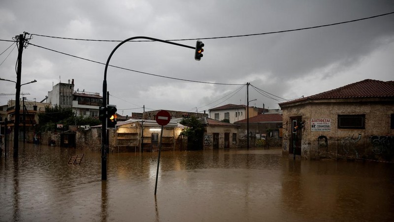 Banjir kembali melanda Yunani tengah untuk kedua kalinya dalam bulan ini. Kota Volos menjadi kota yang paling terdampak banjir. (REUTERS/STAMOS PROUSALIS)
