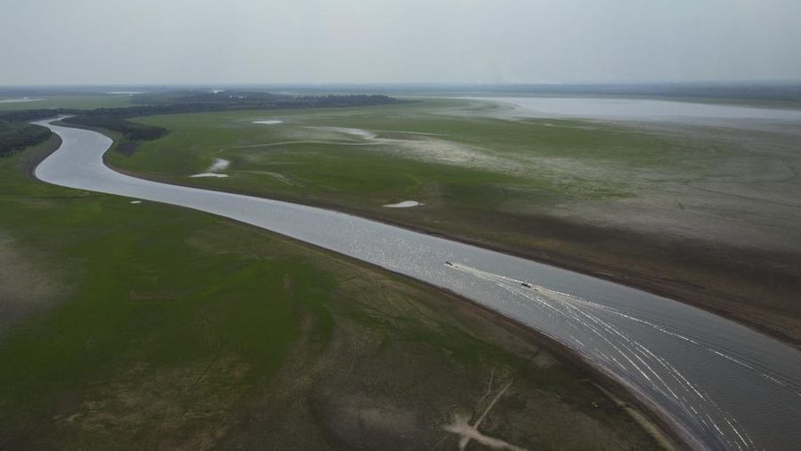 Foto udara menujukkan sebagian Sungai Amazon yang terkena dampak kekeringan parah di negara bagian Amazonas, dekat Manacapuru, Brasil, Rabu, 27 September 2023. (AP Photo/Edmar Barros)