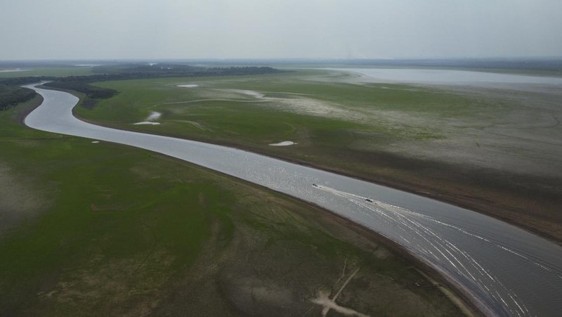 Foto udara menujukkan sebagian Sungai Amazon yang terkena dampak kekeringan parah di negara bagian Amazonas, dekat Manacapuru, Brasil, Rabu, 27 September 2023. (AP Photo/Edmar Barros)