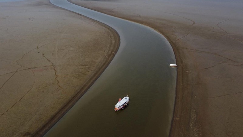 Foto udara menujukkan sebagian Sungai Amazon yang terkena dampak kekeringan parah di negara bagian Amazonas, dekat Manacapuru, Brasil, Rabu, 27 September 2023. (AP Photo/Edmar Barros)