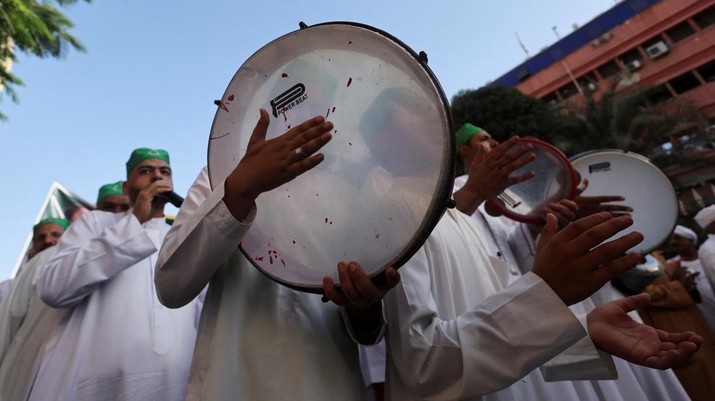 Perayaan Maulid Nabi di distrik Al Azhar, Kairo Lama, Mesir, 27 September 2023. (REUTERS/AMR ABDALLAH DALSH)