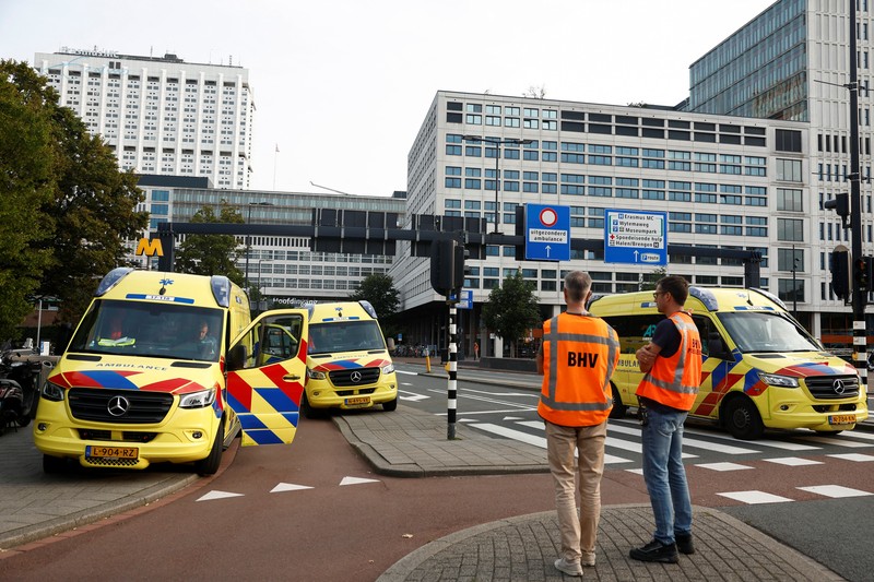 Layanan darurat mendatangi lokasi kejadian di Erasmus Medical Center, Rotterdam, Belanda, Kamis 28 September 2023. Layanan darurat mendatangi lokasi kejadian di Erasmus Medical Center, Rotterdam, Belanda, Kamis 28 September 2023. Polisi di Belanda mengatakan banyak orang tewas dalam dua penembakan di kota pelabuhan Rotterdam di Belanda, satu di rumah sakit universitas dan satu di rumah terdekat. (AP Photo)