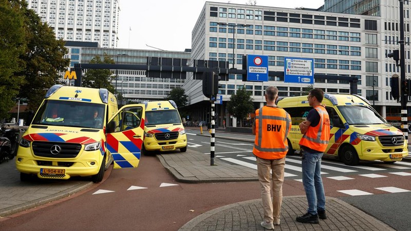 Layanan darurat mendatangi lokasi kejadian di Erasmus Medical Center, Rotterdam, Belanda, Kamis 28 September 2023. Polisi di Belanda mengatakan banyak orang tewas dalam dua penembakan di kota pelabuhan Rotterdam di Belanda, satu di rumah sakit universitas dan satu di rumah terdekat. (AP Photo)