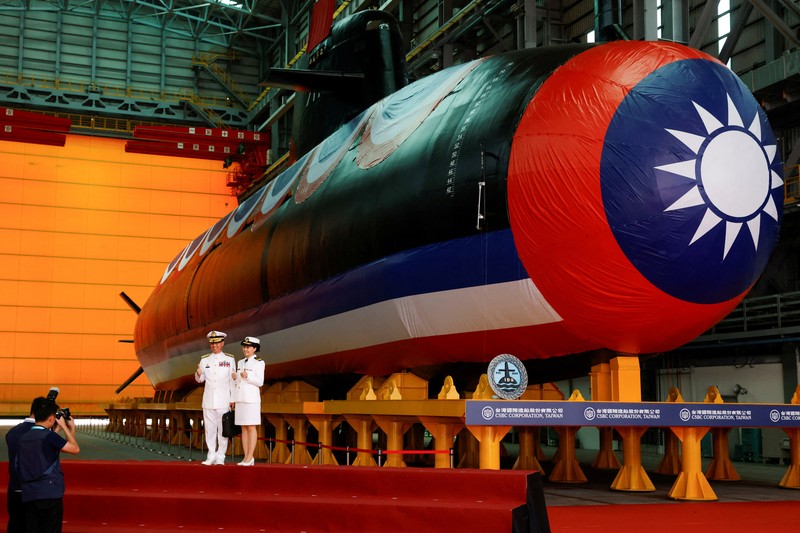 Sebuah botol pecah di lambung Haikun, kapal selam pertama Taiwan yang dibuat di dalam negeri, saat Presiden Tsai Ing-wen menghadiri upacara peluncuran kapal selam di Kaohsiung, Taiwan 28 September 2023. (REUTERS/Carlos Garcia Rawlins)