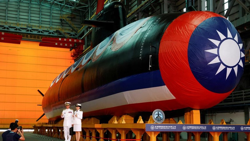 Sebuah botol pecah di lambung Haikun, kapal selam pertama Taiwan yang dibuat di dalam negeri, saat Presiden Tsai Ing-wen menghadiri upacara peluncuran kapal selam di Kaohsiung, Taiwan 28 September 2023. (REUTERS/Carlos Garcia Rawlins)