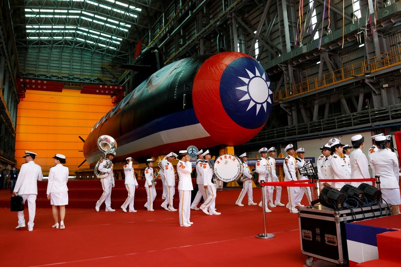 Sebuah botol pecah di lambung Haikun, kapal selam pertama Taiwan yang dibuat di dalam negeri, saat Presiden Tsai Ing-wen menghadiri upacara peluncuran kapal selam di Kaohsiung, Taiwan 28 September 2023. Sebuah botol pecah di lambung Haikun, kapal selam pertama Taiwan yang dibuat di dalam negeri, saat Presiden Tsai Ing-wen menghadiri upacara peluncuran kapal selam di Kaohsiung, Taiwan 28 September 2023. (REUTERS/Carlos Garcia Rawlins)
