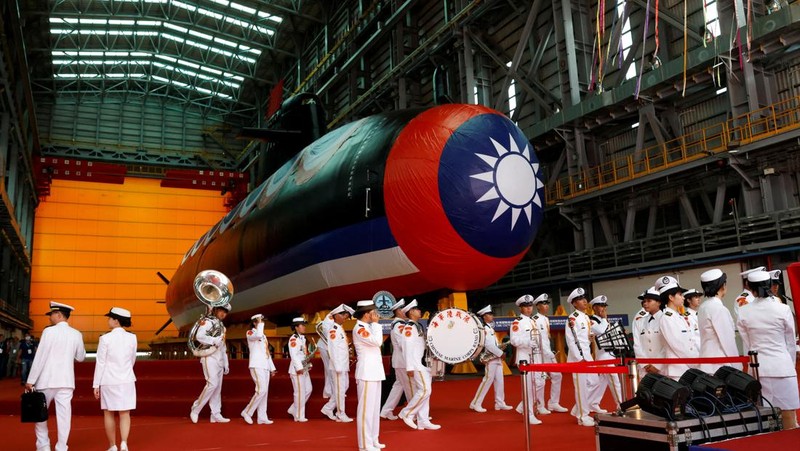 Sebuah botol pecah di lambung Haikun, kapal selam pertama Taiwan yang dibuat di dalam negeri, saat Presiden Tsai Ing-wen menghadiri upacara peluncuran kapal selam di Kaohsiung, Taiwan 28 September 2023. (REUTERS/Carlos Garcia Rawlins)