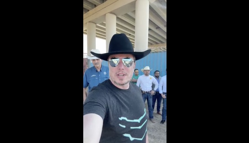 Elon Musk, Chief Executive Officer SpaceX dan Tesla serta pemilik X, melihat ke arah Rio Grande saat berkunjung ke perbatasan AS dengan Meksiko tempat banyak imigran menyeberang ke Amerika Serikat di Eagle Pass, Texas, AS, 28 September 2023. (REUTERS/Brian Snyder)