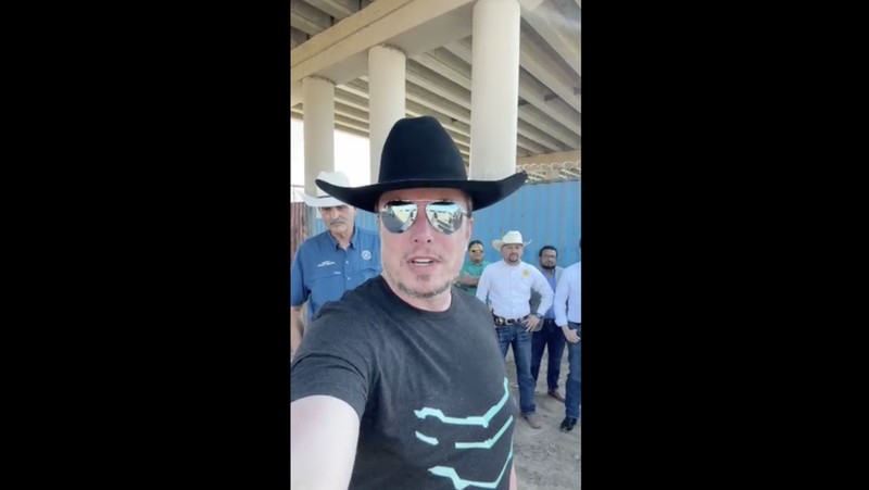 Elon Musk, Chief Executive Officer SpaceX dan Tesla serta pemilik X, melihat ke arah Rio Grande saat berkunjung ke perbatasan AS dengan Meksiko tempat banyak imigran menyeberang ke Amerika Serikat di Eagle Pass, Texas, AS, 28 September 2023. (REUTERS/Brian Snyder)