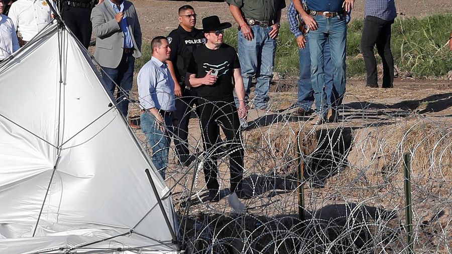 Elon Musk, Chief Executive Officer SpaceX dan Tesla serta pemilik X, memandang sungai Rio Grande saat berkunjung ke Eagle Pass, Texas, AS, saat para migran terus menyeberang ke AS untuk mencari suaka, terlihat dari Piedras Negras, Meksiko September 28 Agustus 2023. (REUTERS/Daniel Becerril)