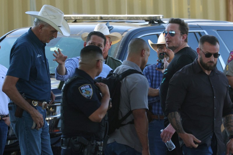 Elon Musk, Chief Executive Officer SpaceX dan Tesla serta pemilik X, melihat ke arah Rio Grande saat berkunjung ke perbatasan AS dengan Meksiko tempat banyak imigran menyeberang ke Amerika Serikat di Eagle Pass, Texas, AS, 28 September 2023. Elon Musk, Chief Executive Officer SpaceX dan Tesla serta pemilik X, melihat ke arah Rio Grande saat berkunjung ke perbatasan AS dengan Meksiko tempat banyak imigran menyeberang ke Amerika Serikat di Eagle Pass, Texas, AS, 28 September 2023. (REUTERS/Brian Snyder)