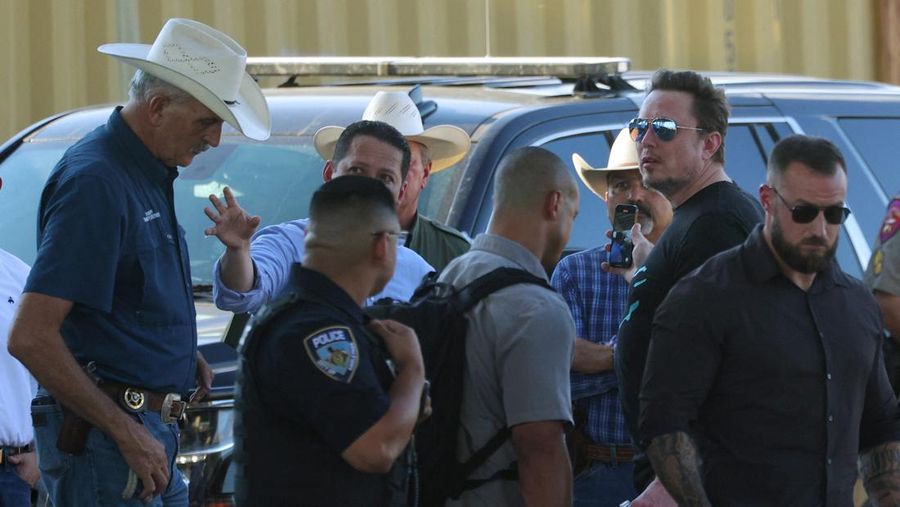 Elon Musk, Chief Executive Officer SpaceX dan Tesla serta pemilik X, melihat ke arah Rio Grande saat berkunjung ke perbatasan AS dengan Meksiko tempat banyak imigran menyeberang ke Amerika Serikat di Eagle Pass, Texas, AS, 28 September 2023. (REUTERS/Brian Snyder)
