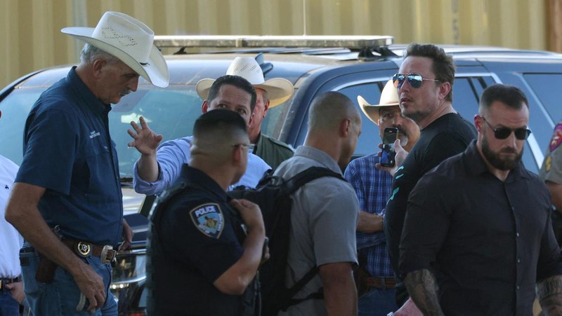 Elon Musk, Chief Executive Officer SpaceX dan Tesla serta pemilik X, melihat ke arah Rio Grande saat berkunjung ke perbatasan AS dengan Meksiko tempat banyak imigran menyeberang ke Amerika Serikat di Eagle Pass, Texas, AS, 28 September 2023. (REUTERS/Brian Snyder)
