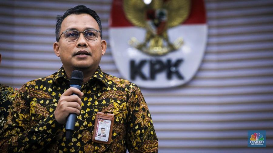 Juru Bicara KPK, Ali Fikri memberikan keterangan saat konferensi pers di gedung Merah Putih, KPK, Jakarta, Jumat (29/9/2023). (վ/Faisal Rahman)