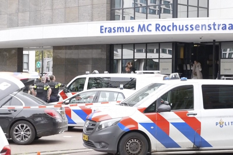 Layanan darurat mendatangi lokasi kejadian di Erasmus Medical Center, Rotterdam, Belanda, Kamis 28 September 2023. Layanan darurat mendatangi lokasi kejadian di Erasmus Medical Center, Rotterdam, Belanda, Kamis 28 September 2023. Polisi di Belanda mengatakan banyak orang tewas dalam dua penembakan di kota pelabuhan Rotterdam di Belanda, satu di rumah sakit universitas dan satu di rumah terdekat. (AP Photo)