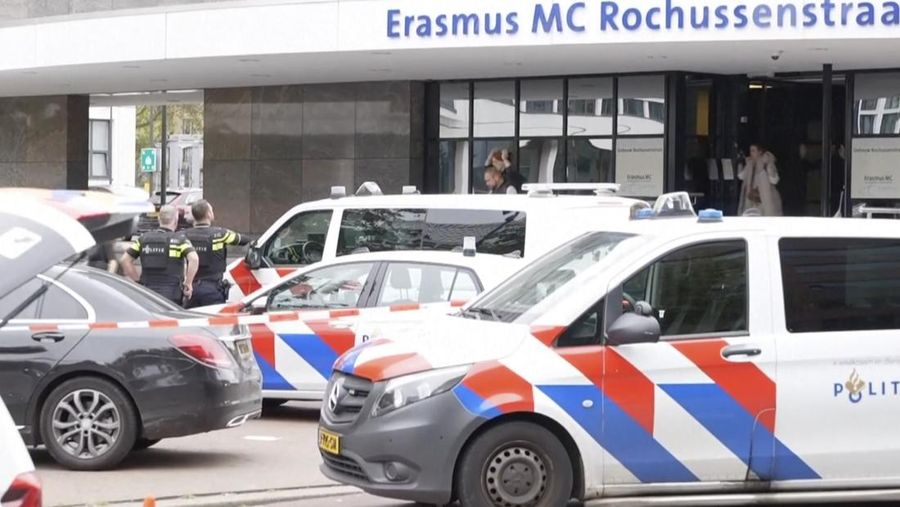 Layanan darurat mendatangi lokasi kejadian di Erasmus Medical Center, Rotterdam, Belanda, Kamis 28 September 2023. Polisi di Belanda mengatakan banyak orang tewas dalam dua penembakan di kota pelabuhan Rotterdam di Belanda, satu di rumah sakit universitas dan satu di rumah terdekat. (AP Photo)