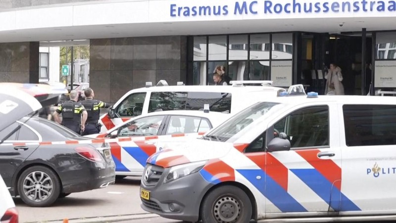 Layanan darurat mendatangi lokasi kejadian di Erasmus Medical Center, Rotterdam, Belanda, Kamis 28 September 2023. Polisi di Belanda mengatakan banyak orang tewas dalam dua penembakan di kota pelabuhan Rotterdam di Belanda, satu di rumah sakit universitas dan satu di rumah terdekat. (AP Photo)