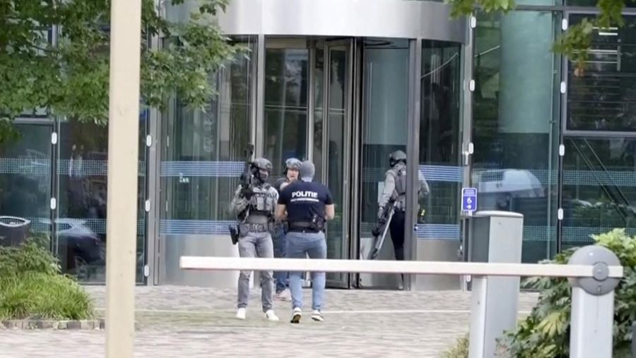 Layanan darurat mendatangi lokasi kejadian di Erasmus Medical Center, Rotterdam, Belanda, Kamis 28 September 2023. Polisi di Belanda mengatakan banyak orang tewas dalam dua penembakan di kota pelabuhan Rotterdam di Belanda, satu di rumah sakit universitas dan satu di rumah terdekat. (AP Photo)