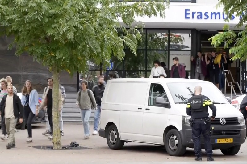 Layanan darurat mendatangi lokasi kejadian di Erasmus Medical Center, Rotterdam, Belanda, Kamis 28 September 2023. Polisi di Belanda mengatakan banyak orang tewas dalam dua penembakan di kota pelabuhan Rotterdam di Belanda, satu di rumah sakit universitas dan satu di rumah terdekat. (AP Photo)