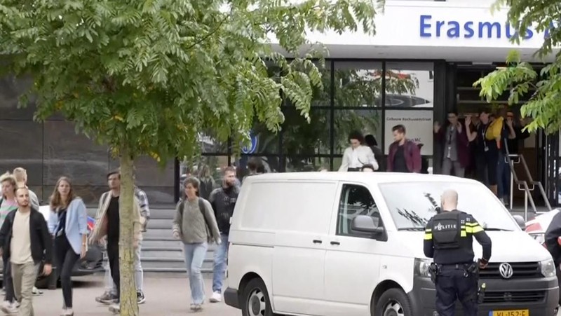 Layanan darurat mendatangi lokasi kejadian di Erasmus Medical Center, Rotterdam, Belanda, Kamis 28 September 2023. Polisi di Belanda mengatakan banyak orang tewas dalam dua penembakan di kota pelabuhan Rotterdam di Belanda, satu di rumah sakit universitas dan satu di rumah terdekat. (AP Photo)
