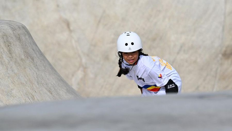 Mazel Alegado pemain skateboard Filipina berusia 9 tahun. (Photo by Adek BERRY / AFP)