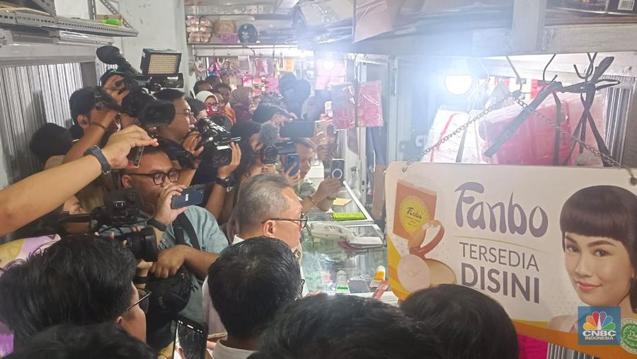 Mendag Zulkifli Hasan sidak ke Pasar Asemka. (CNBC Indonesia/Martyasari Rizky)