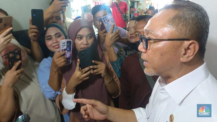 Mendag Zulkifli Hasan sidak ke Pasar Asemka. (CNBC Indonesia/Martyasari Rizky)